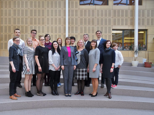 President Kersti Kaljulaid Rakvere Reaalgümnaasiumi aatriumis koos kogukonnapraktikas osalejatega. Foto: Artur Galazan